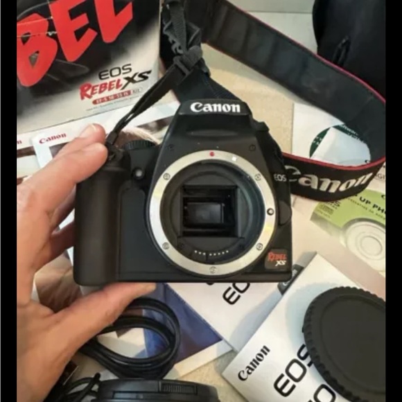 Canon EOS Rebel XS 1000D DSLR Camera EFS 18-55mm IS STM & 55-250mm IS Lens - Picture 6 of 7